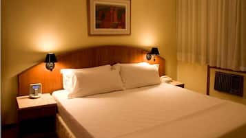 Minibar, cortinas blackout, tabla de planchar con plancha y wifi gratis