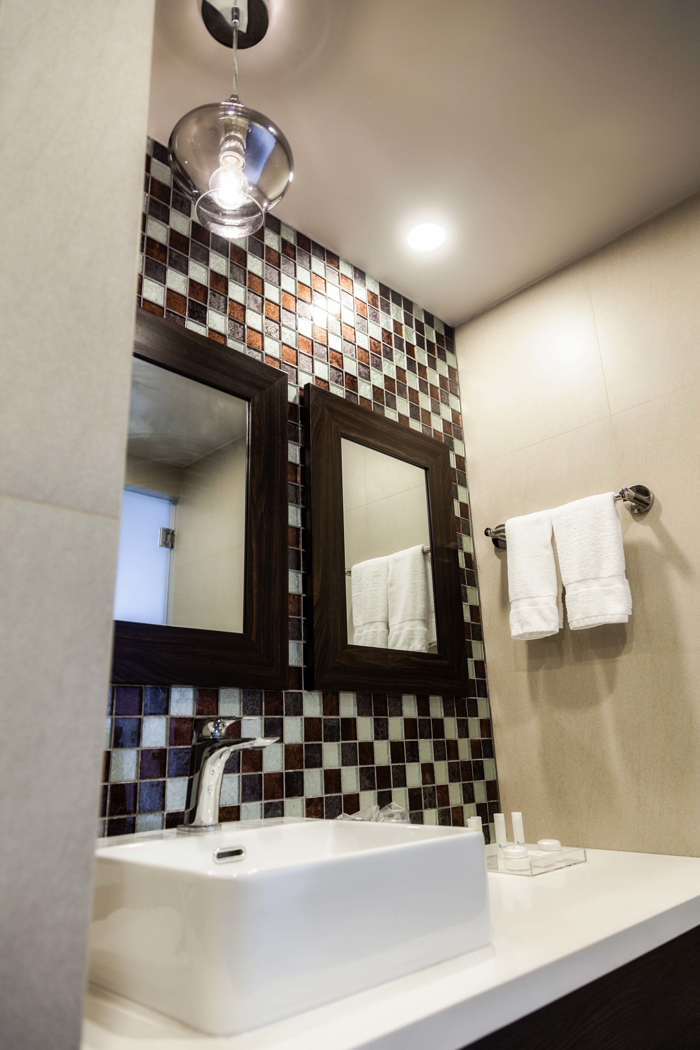 combined shower/bathtub, rainfall showerhead, hair dryer, towels