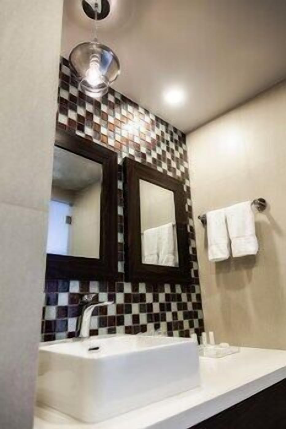Bathroom | Combined shower/bathtub, rainfall showerhead, hair dryer, towels