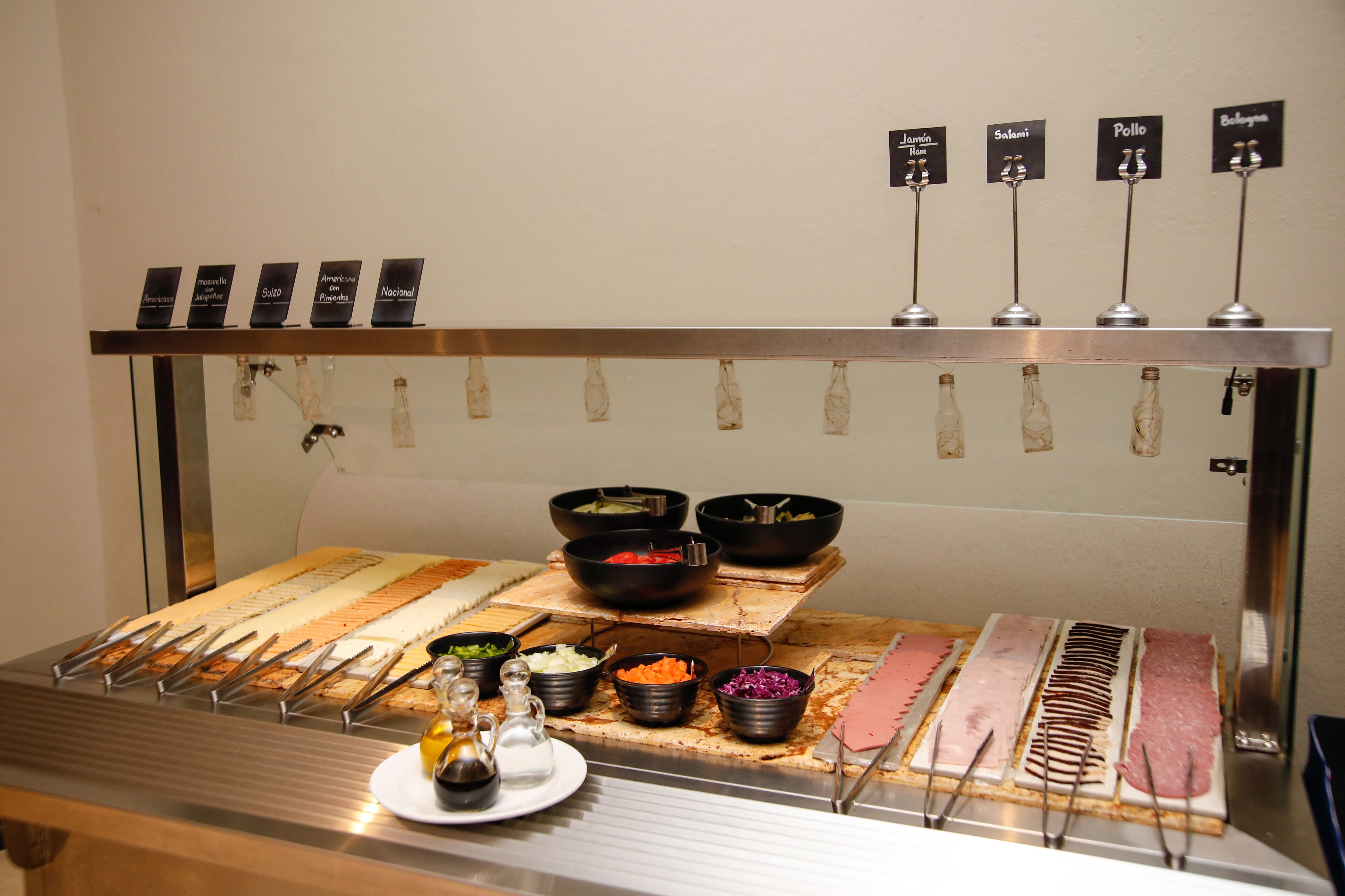 Ein Buffet mit verschiedenen Speisen und Beilagen.