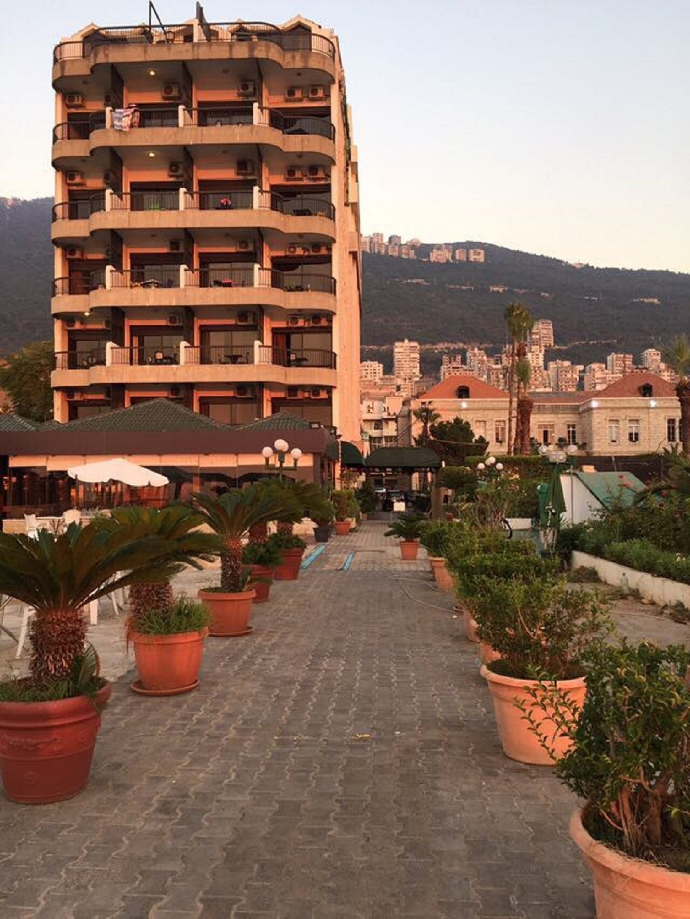 Fachada de la propiedad por la tarde o noche