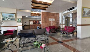 Reception - Holiday Suites Hotel And Beach (Jounieh)