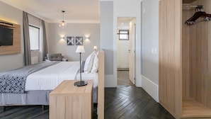A modern hotel room with a bed, bedside table, lamp, and a wardrobe. - H4 La Residence Paulista (São Paulo)