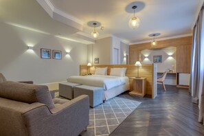 Premium Room | 1 bedroom, premium bedding, minibar, in-room safe