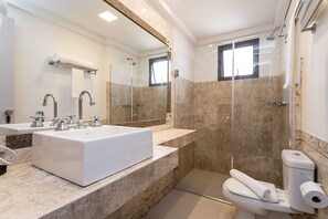 Traditioneel appartement, 2 slaapkamers, uitzicht op de stad | Badkamer | Een douche, gratis toiletartikelen, een haardroger, een bidet