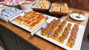 Daily buffet breakfast (BRL 55 per person)