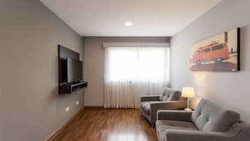 Apartamento tradicional, 2 quartos, vista para a cidade | Área de estar