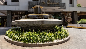 A fountain with a sign reading "La Résidence" in front of a building. - H4 La Residence Paulista (São Paulo)
