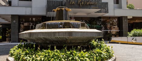 Vista frontal de la propiedad