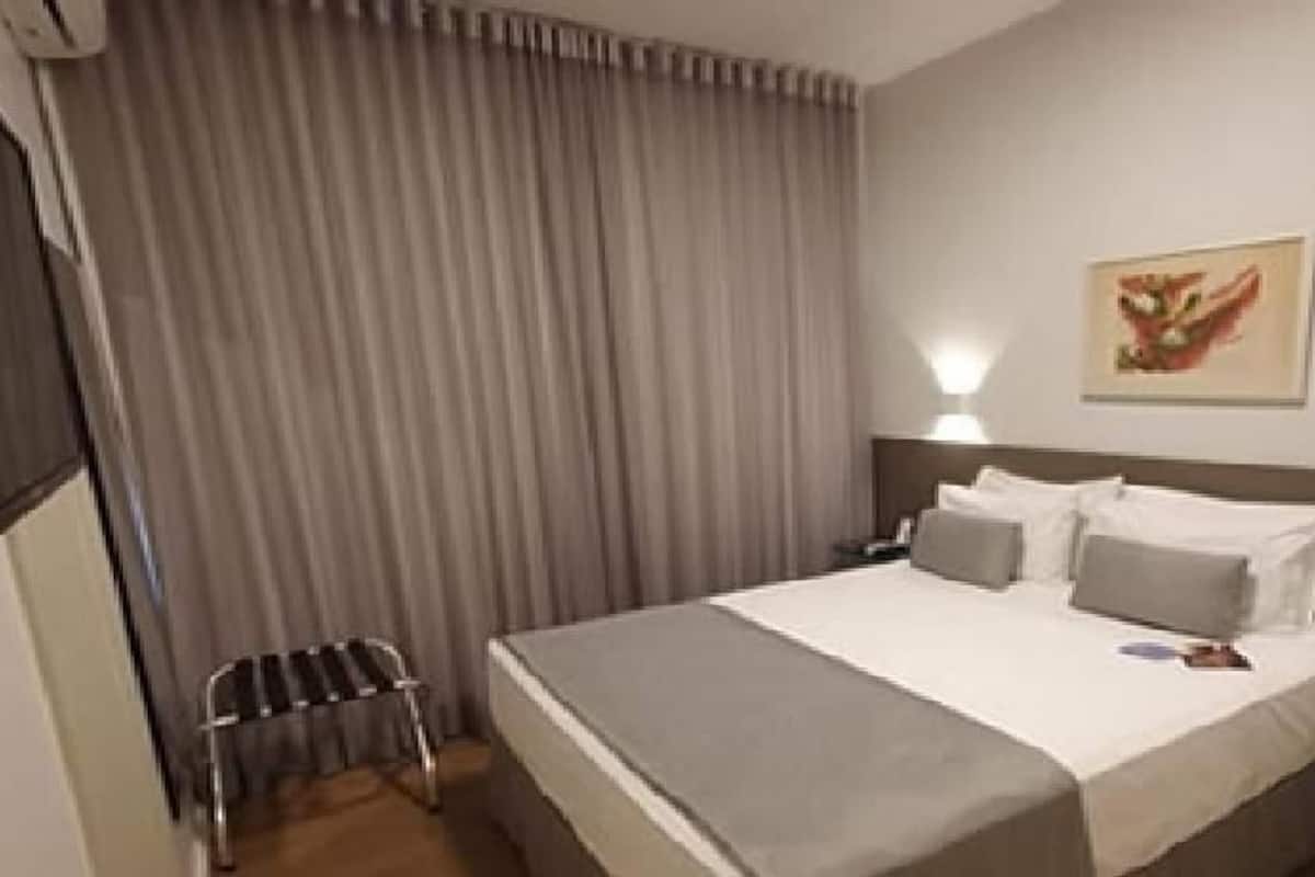 Lit avec matelas à plateau-coussin, minibar, coffre-fort, décor unique