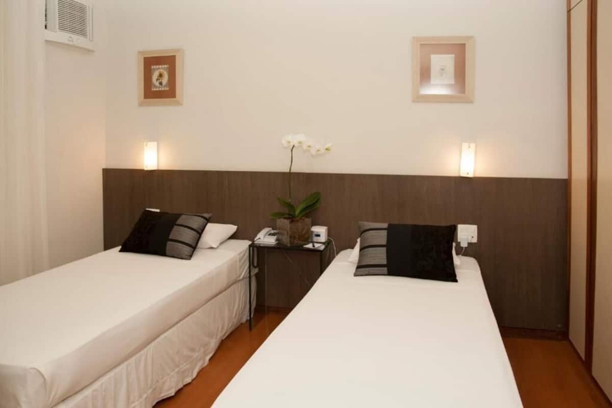 Lit avec matelas à plateau-coussin, minibar, coffre-fort, décor unique