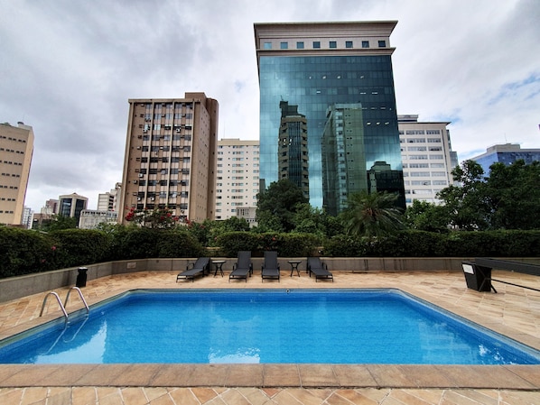 Outdoor pool, pool umbrellas, sun loungers - Max Savassi Apart Service (Belo Horizonte)