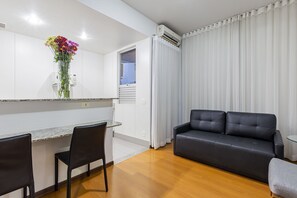 32-inch LCD TV with cable channels - Max Savassi Apart Service (Belo Horizonte)