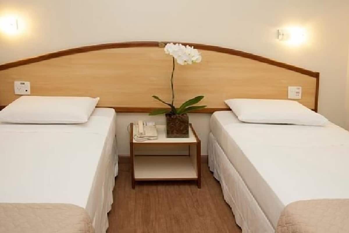 Lit avec matelas à plateau-coussin, minibar, coffre-fort, décor unique