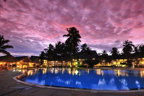 Outdoor pool - Reef Hotel (Mombasa)