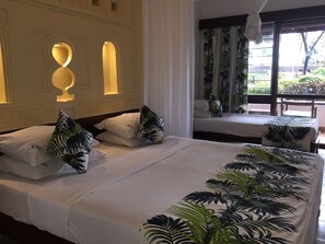 Habitación familiar, vistas al jardín, en la zona del jardín | Caja fuerte, escritorio, wifi gratis y ropa de cama