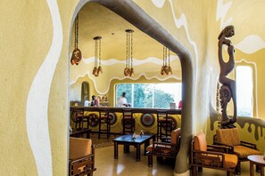 Bar (on property) - Mara Serena Safari Lodge (Maasai Mara)