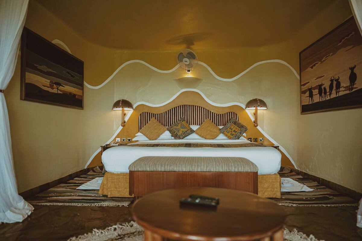 Executive Suite | Premium bedding, desk, WiFi (free), bed sheets