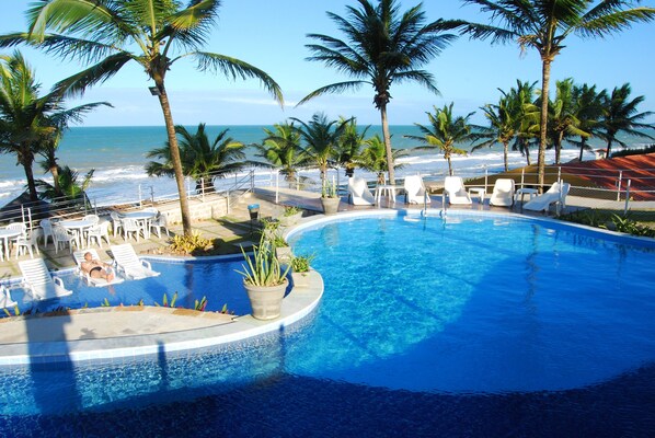 5 piscines extérieures, parasols de plage, chaises longues