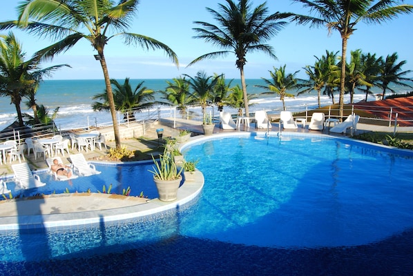 5 piscines extérieures, parasols, chaises longues