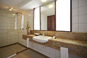 バンガロー 海側 | バスルーム | シャワー、バスアメニティ (無料)、ヘアドライヤー、タオル