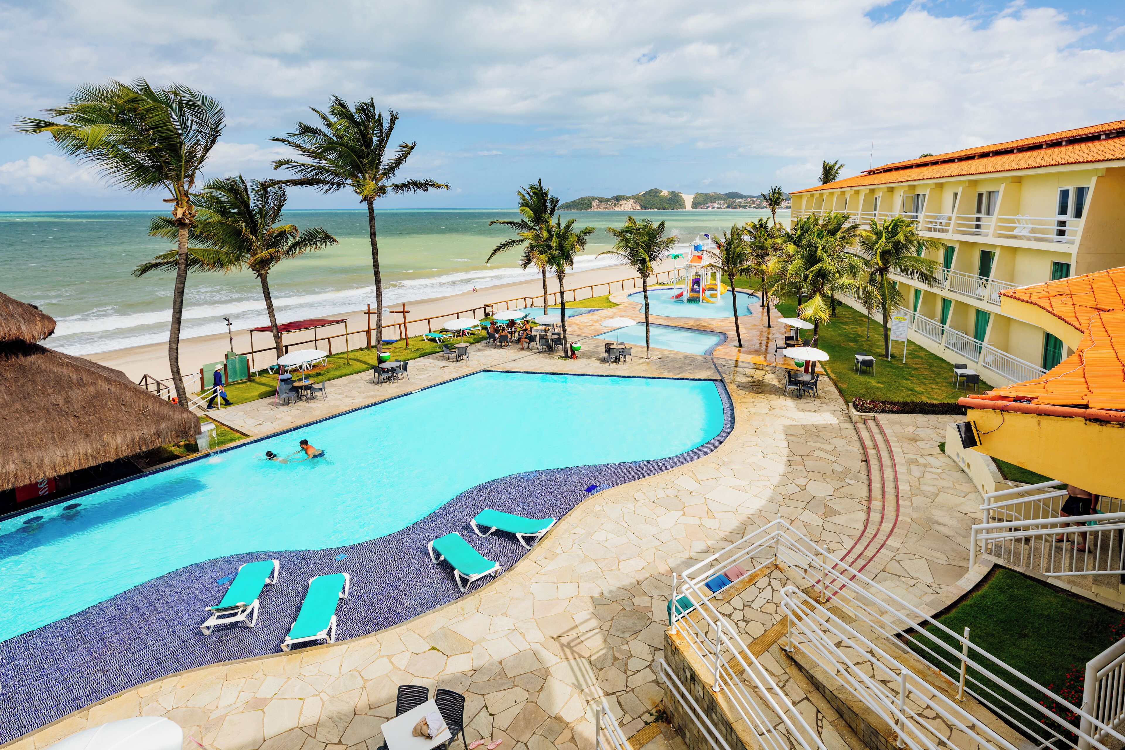 3 piscines extérieures, parasols de plage, chaises longues