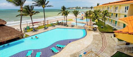 3 piscinas al aire libre, sombrillas, sillones reclinables de piscina