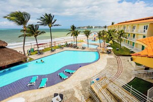 3 piscinas al aire libre, sombrillas, sillones reclinables de piscina