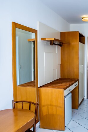 Minibar, Zimmersafe, Schreibtisch, Verdunkelungsvorhänge