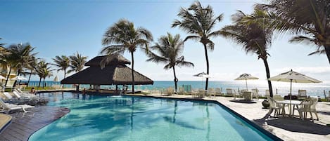 3 piscines extérieures, parasols de plage, chaises longues