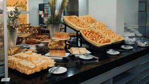 A buffet with various food items and a sign indicating 'SAIDA 10€'. - EL ARAM NATAL MAR (Natal)