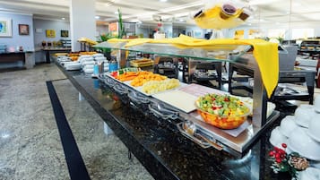 Café da manhã com buffet grátis todos os dias