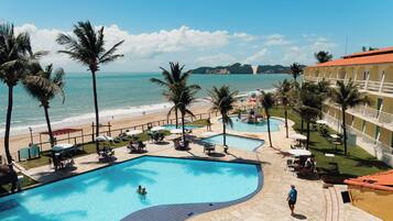 3 buitenzwembaden, parasols bij het zwembad en ligstoelen