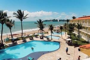 3 piscinas al aire libre, sombrillas, sillones reclinables de piscina