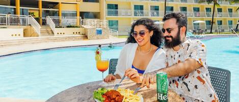 3 utomhuspooler, parasoller och solstolar