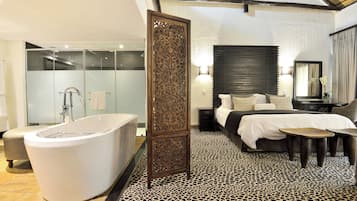 Executive King Suite | Hypo-allergenic bedding, minibar, in-room safe, desk