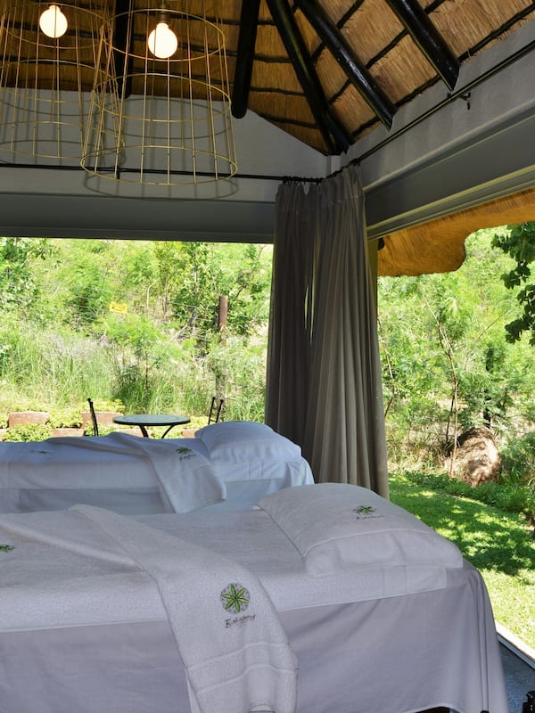 Couples treatment rooms, body treatments, hot stone massages