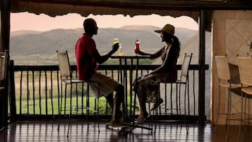 Un couple est assis à une table d’où l’on a une vue sur les montagnes.