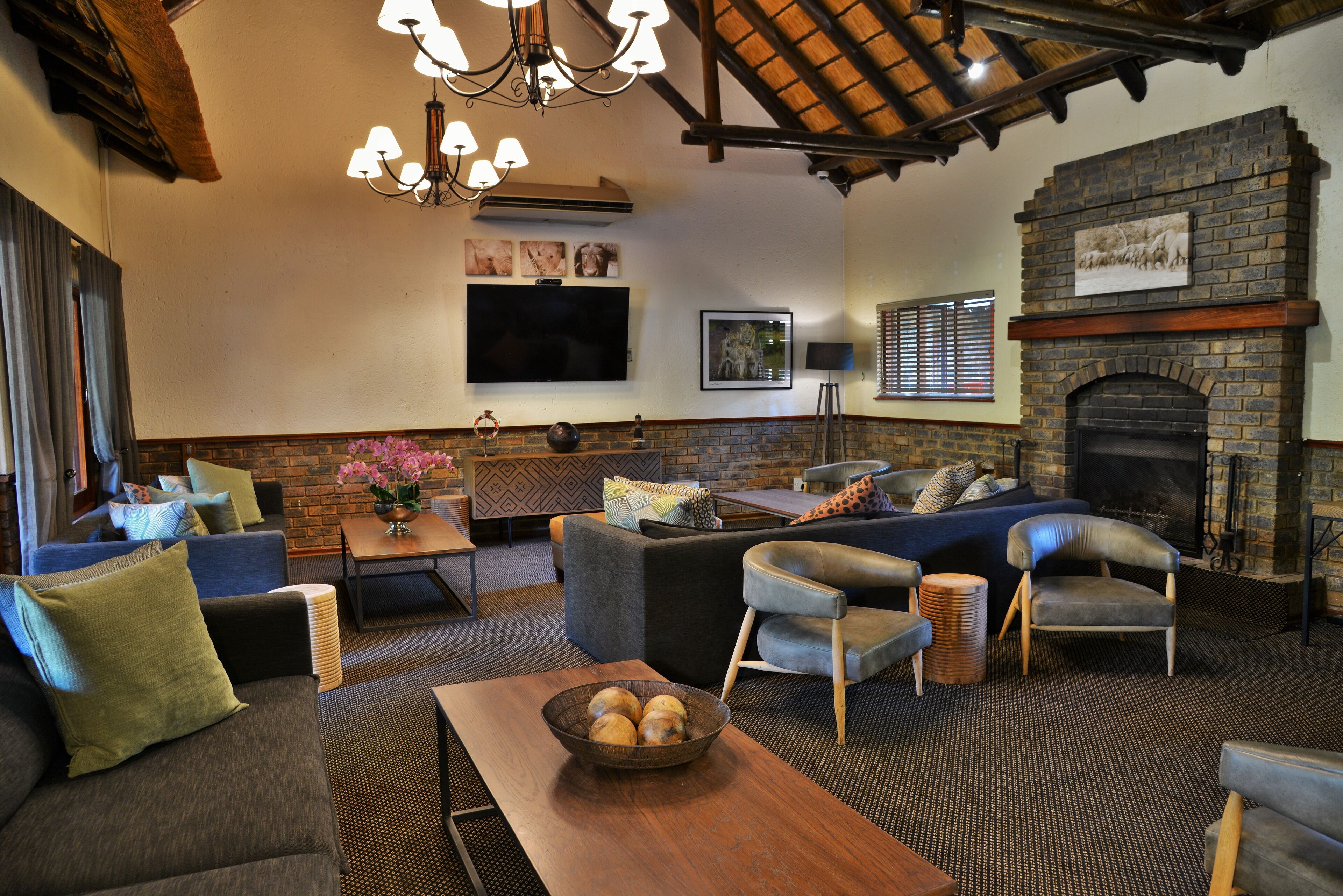 Lobby lounge, garden views, open daily