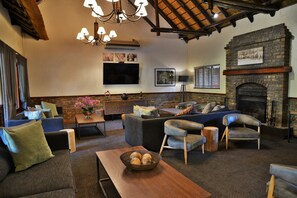 Lobbylounge, utsikt mot hagen, åpen hver dag