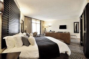 Luksusrom, 1 kingsize-seng | Allergitestet sengetøy, minibar, safe på rommet og skrivebord