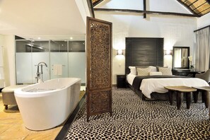 Executive King Suite | Hypo-allergenic bedding, minibar, in-room safe, desk
