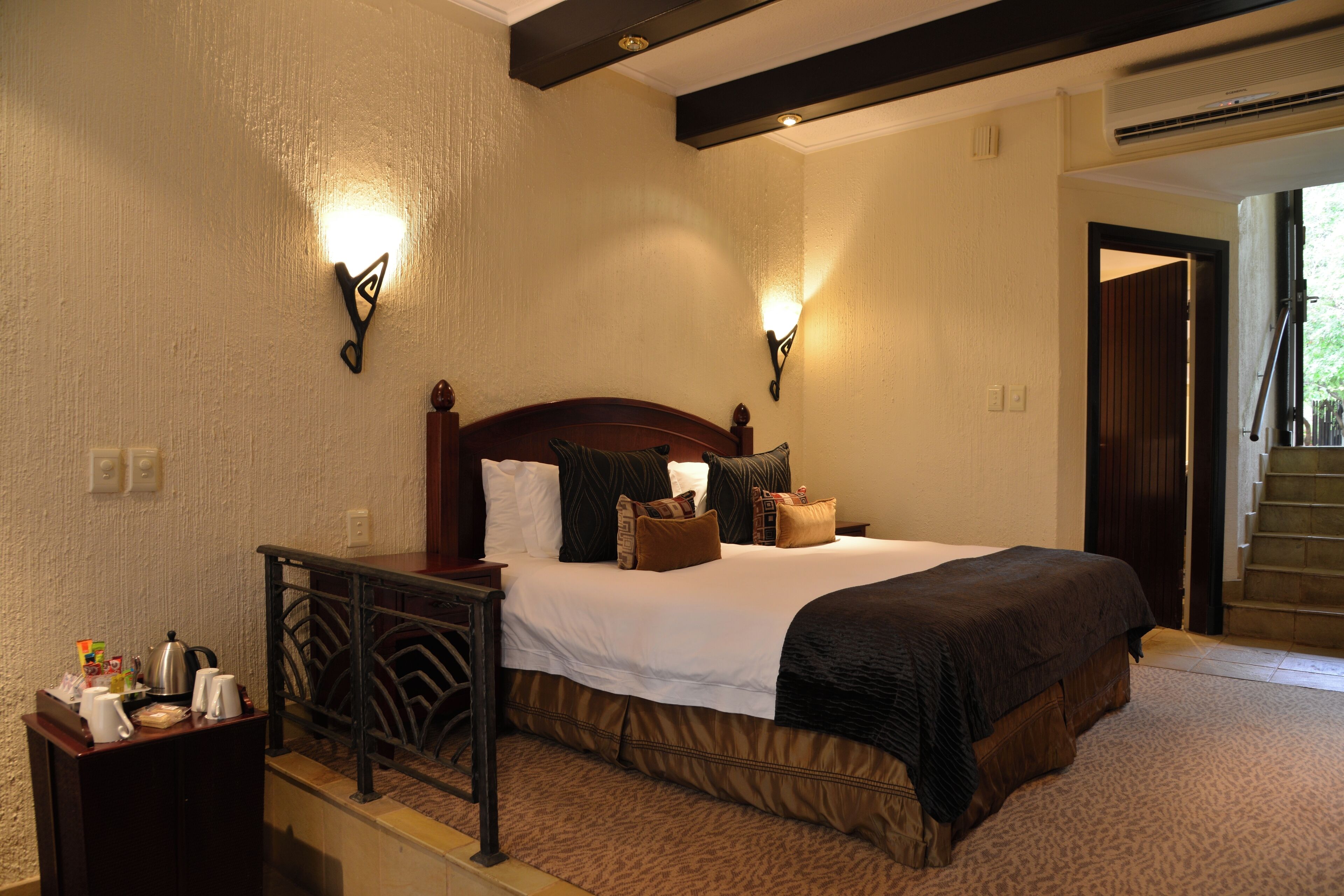 Hypo-allergenic bedding, minibar, in-room safe, desk