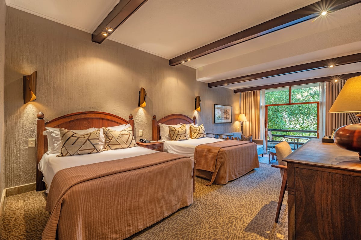 Hypo-allergenic bedding, minibar, in-room safe, desk
