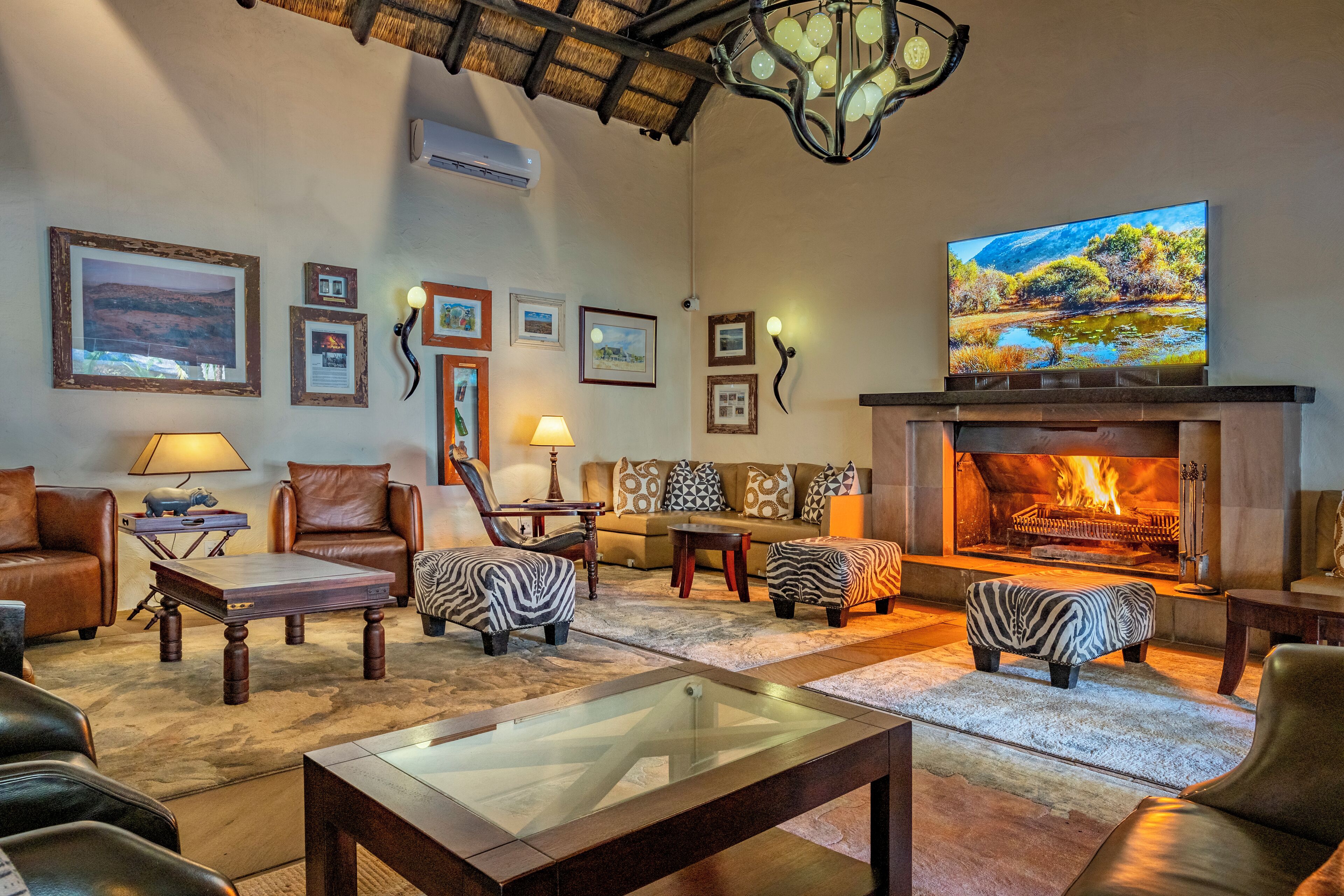 Breakfast, lunch, dinner served; pool views