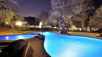 2 من حمّامات السباحة الخارجية، مظلات على حمّام السباحة، مقاعد للتشمس