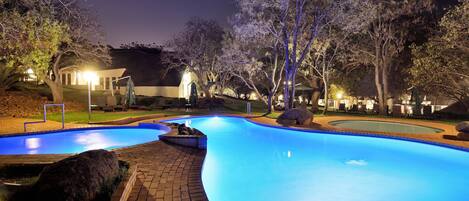 2 utendørsbassenger, bassengparasoller og solsenger