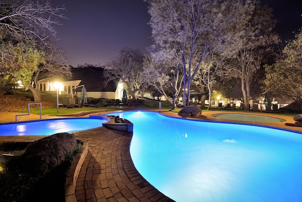 2 piscinas externas, guarda-sóis, espreguiçadeiras