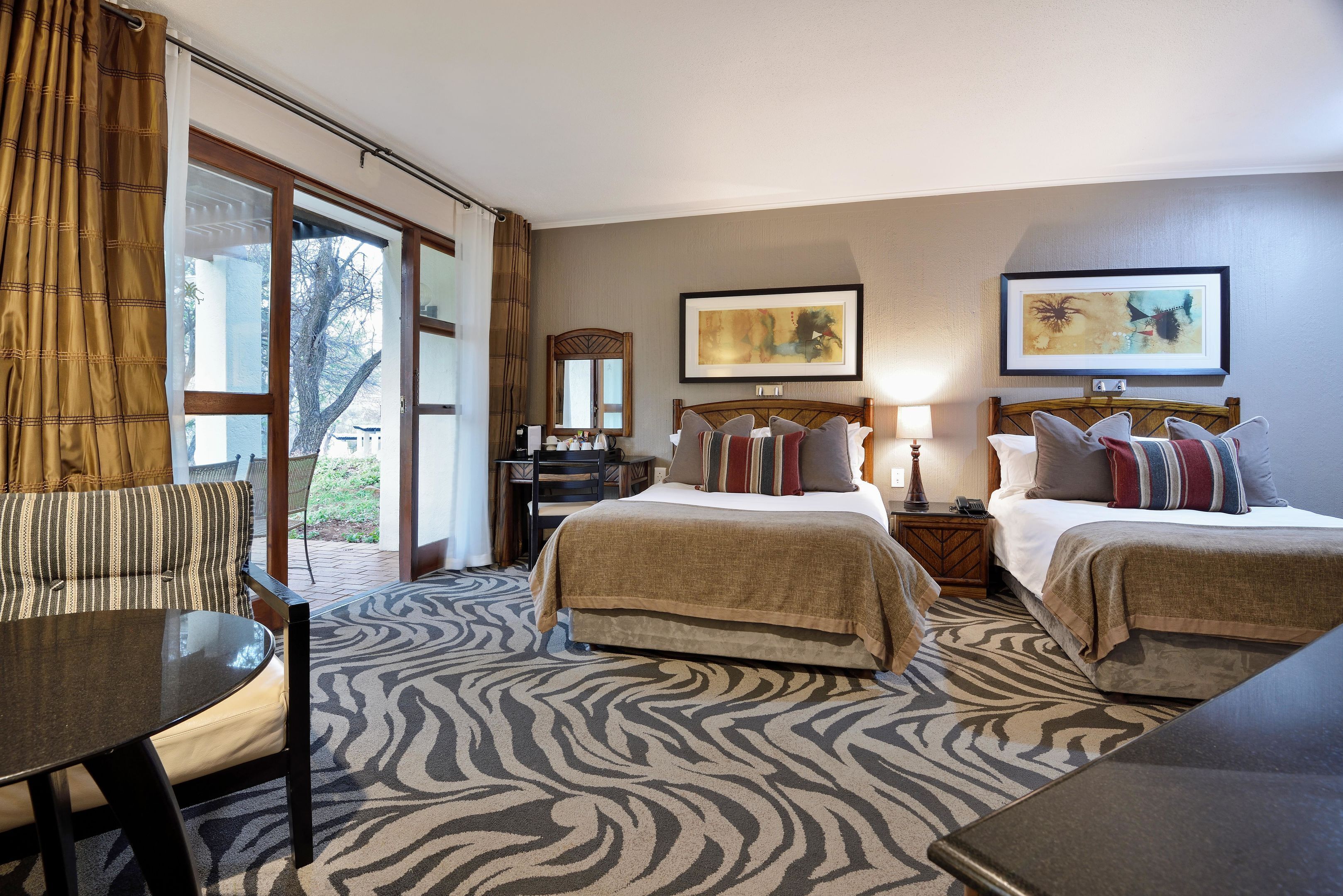 行政双床房 | 防过敏的被褥、迷你吧、客房内保险箱、办公桌