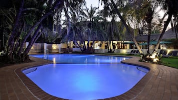 2 utendørsbassenger, bassengparasoller og solsenger